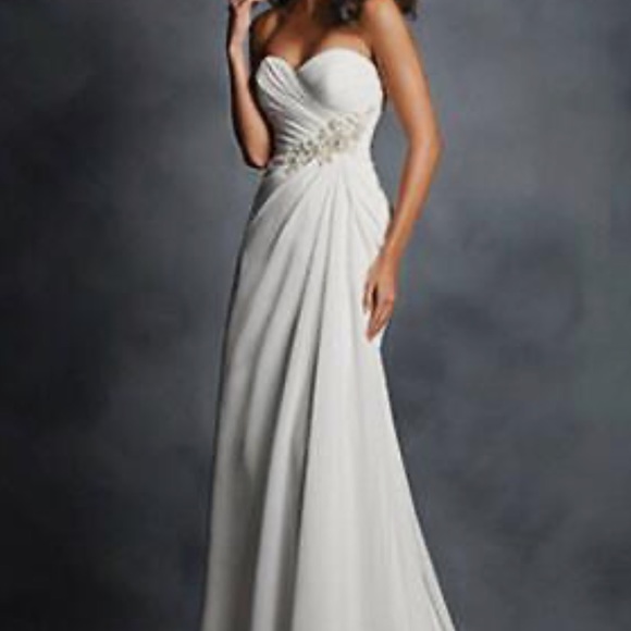 New wedding dress - Picture 3 of 12